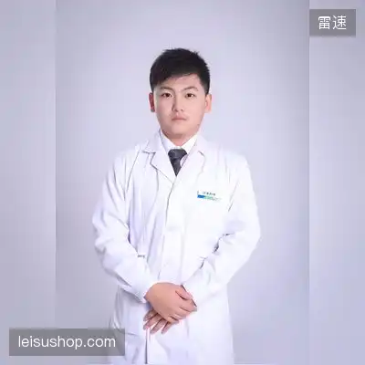 何君
